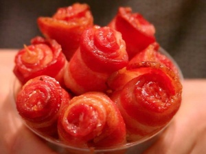 how-to-make-a-bouquet-of-bacon-roses-for-valentines-day