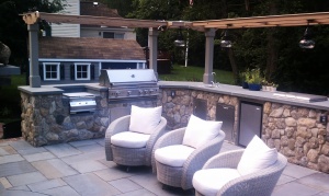 Wonderful Patio Design Featuring Modular Outdoor Kitchen With Natural Stone Base Finishing And Granite.80p 300x179 